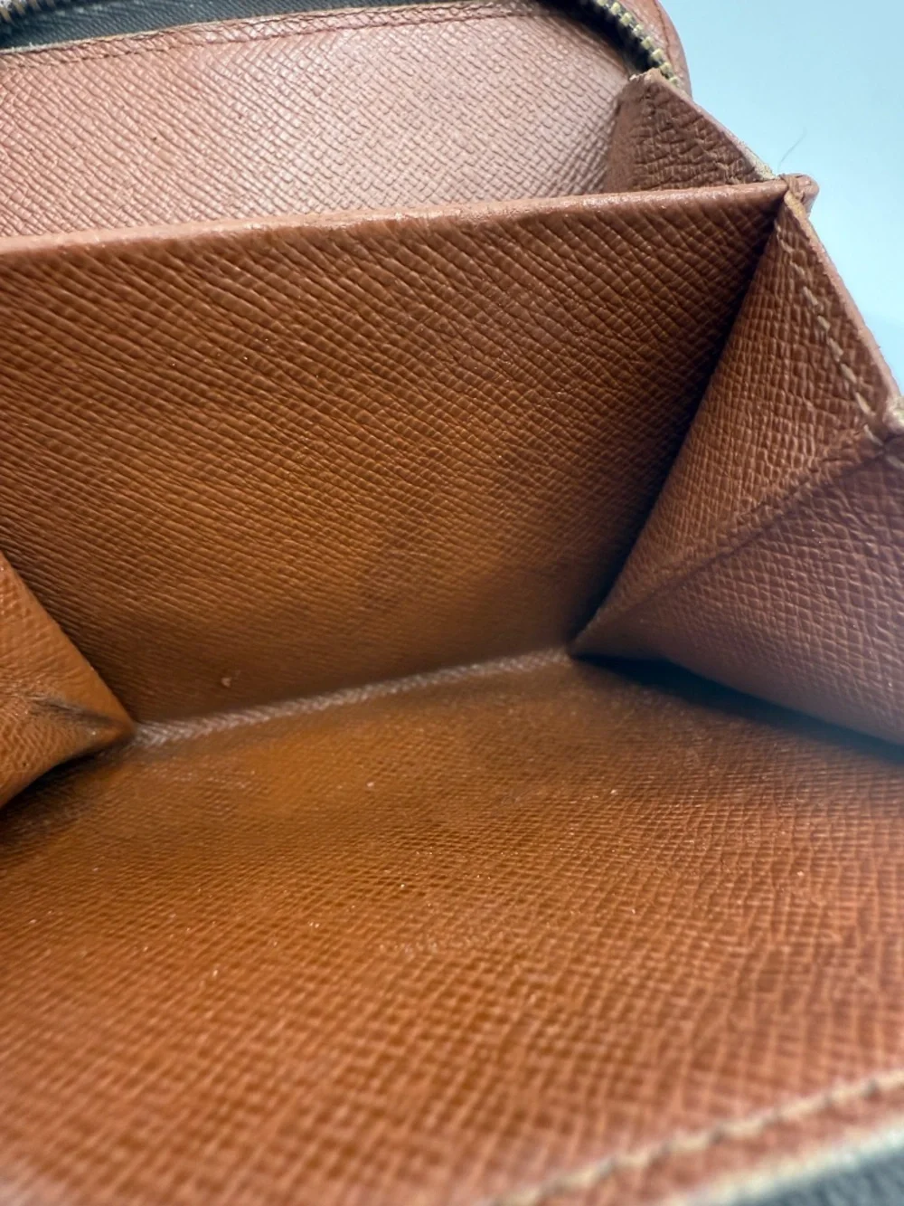 ICONIC LOUIS VUITTON BI-FOLD MONOGRAM WALLET!
